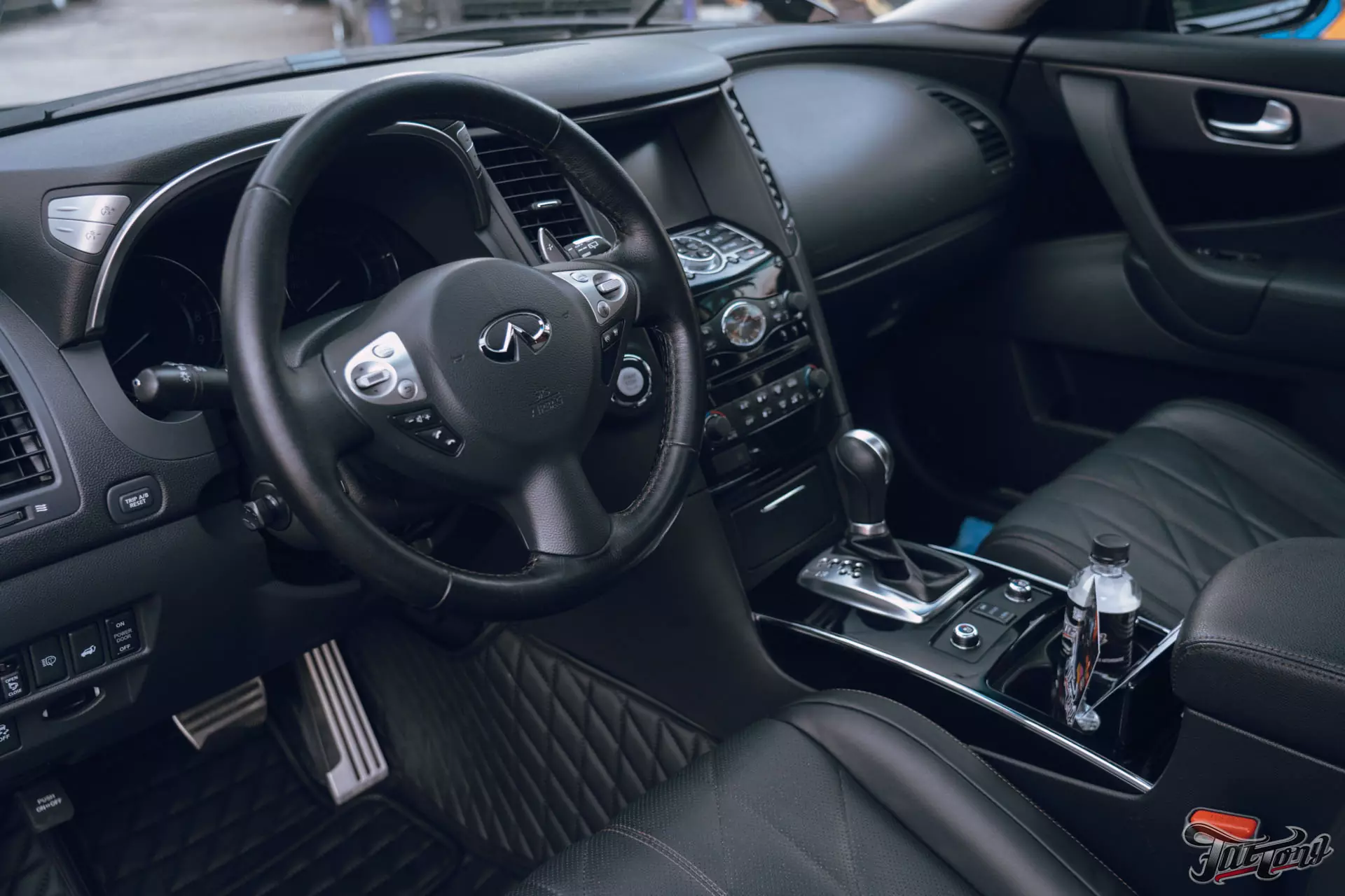 Infiniti QX70. Полировка кузова+керамика. Мойка подкапотного пространства. Химчистка салона. Окрас дисков